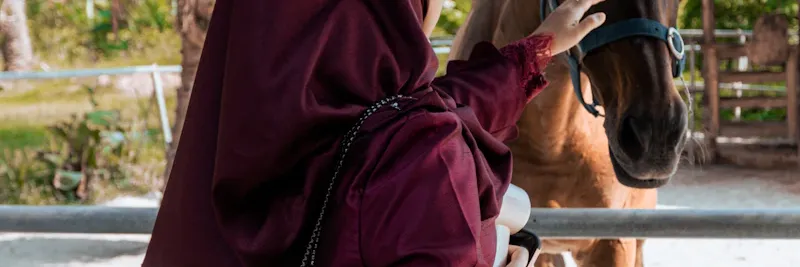 Cavalière caressant un cheval avant la reprise