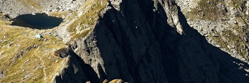 Vue aérienne d'un grimpeur sur une via ferrata en crête de montagne