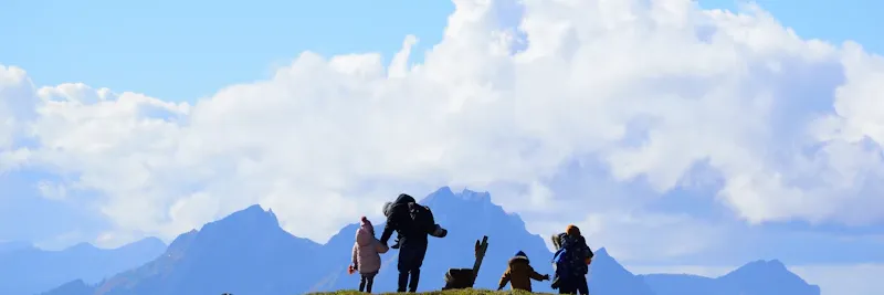Groupe en via ferrata avec paysage de montagne
