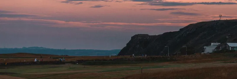 Fairway de golf au coucher du soleil