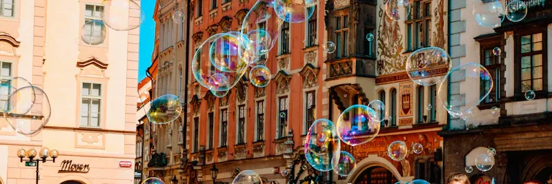 Groupe de touristes en visite guidée dans un centre historique