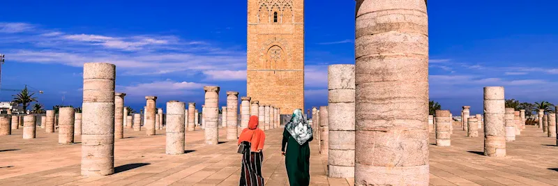 Guide-conférencier présentant un monument historique à un groupe de touristes