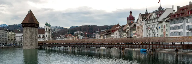 Touristes admirant une vue panoramique sur la ville