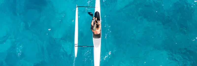 Vue aérienne de paddles sur une eau turquoise