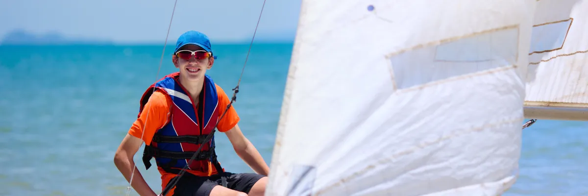 Catamaran de voile sur la plage d'une école