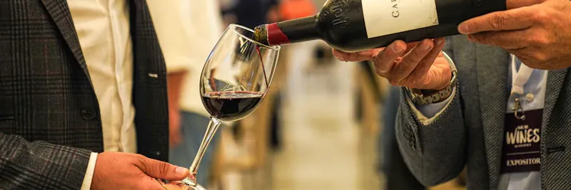Sommelier versant du vin rouge lors d'une dégustation