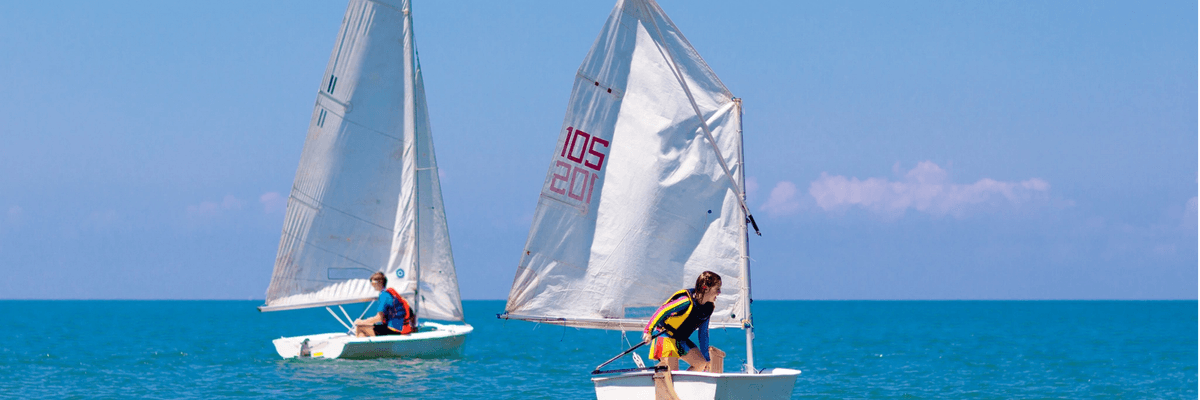 Flotte de catamarans rangés sur la plage au coucher de soleil