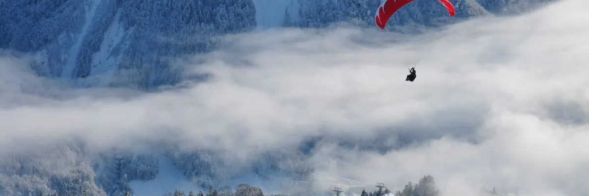 Parapente au-dessus des montagnes