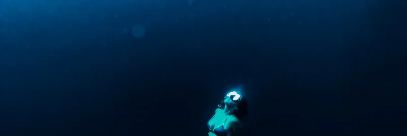 Groupe de plongeurs à la surface de la mer bleue