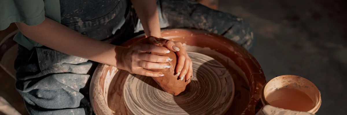 Céramiste façonnant de l'argile sur un tour de poterie