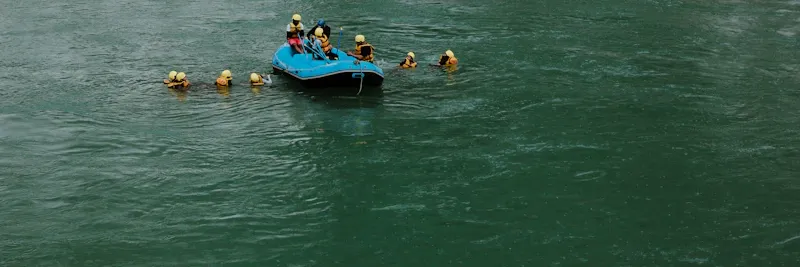 Groupe célébrant après une descente en rafting