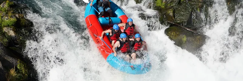 Groupe de rafting dans des rapides en eaux vives