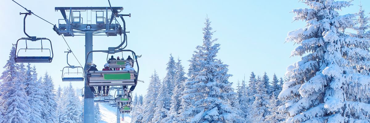 Vue panoramique de la station de ski avec son télésiège
