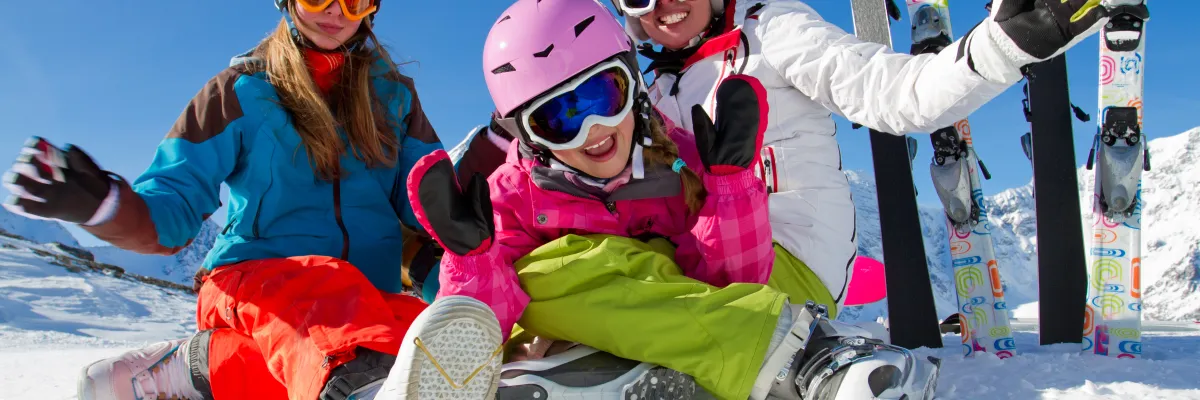 Skieurs en famille profitant du soleil sur les pistes