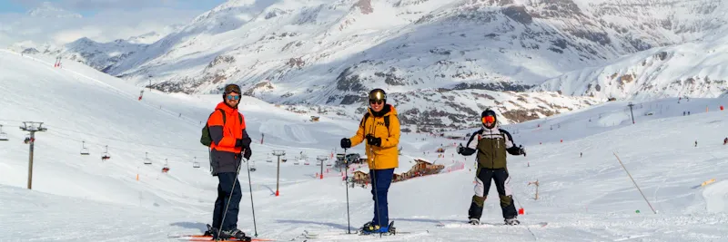 Groupe de skieurs en montagne au soleil