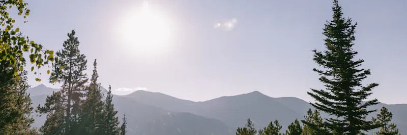 Piste de ski en montagne au soleil couchant
