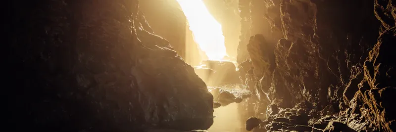 Entrée de grotte avec lumière naturelle