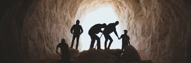 Groupe de spéléologues en exploration souterraine