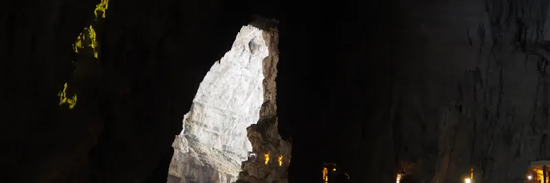 Rivière souterraine avec stalactites dans une grotte