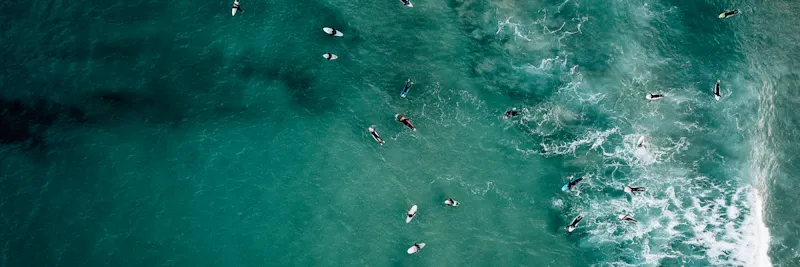 Vue aérienne de surfeurs dans l'océan bleu