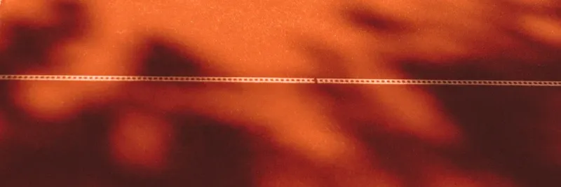 Court de terre battue avec filet au soleil couchant