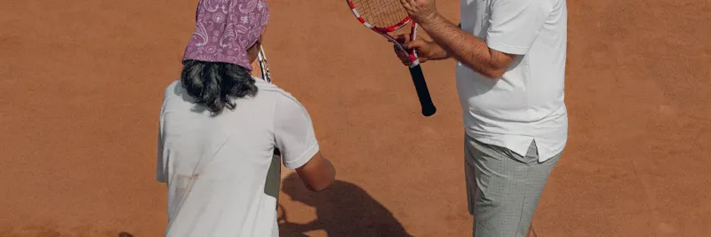 Coach de tennis enseignant sur un court