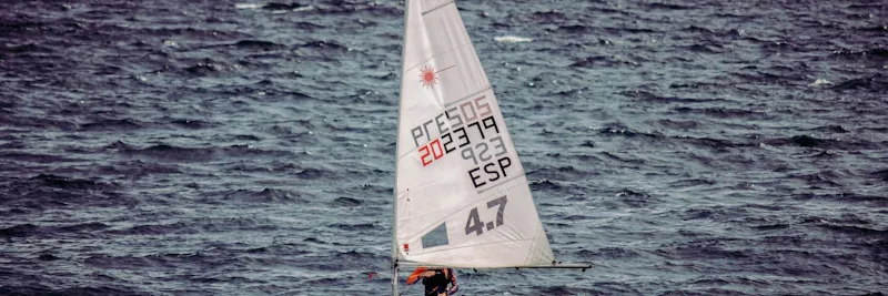 Flotte de catamarans rangés sur la plage au coucher de soleil