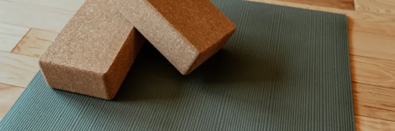 Accessoires de yoga : tapis, blocs et bolsters
