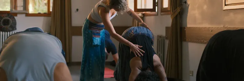 Studio de yoga avec cours collectif lumineux