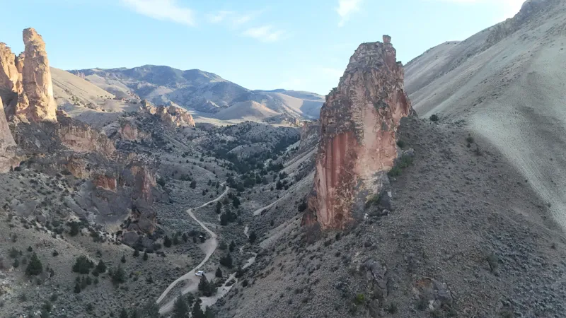 Participant sautant dans une vasque en canyoning, eau turquoise