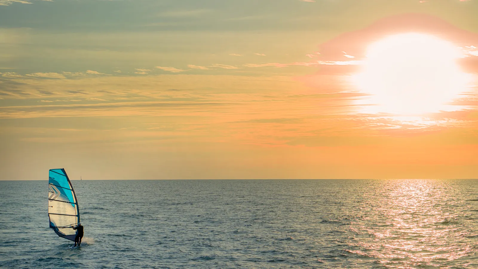 Catamaran naviguant au coucher de soleil