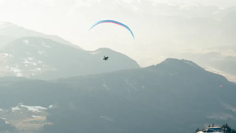 Parapentiste en vol au-dessus des montagnes