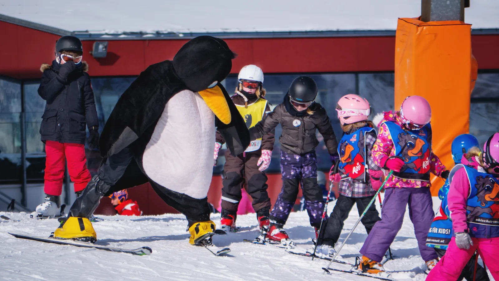 Moniteur de ski avec son groupe sur les pistes des Alpes