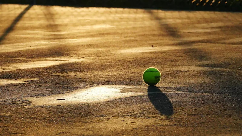 Courts de tennis en terre battue au coucher du soleil