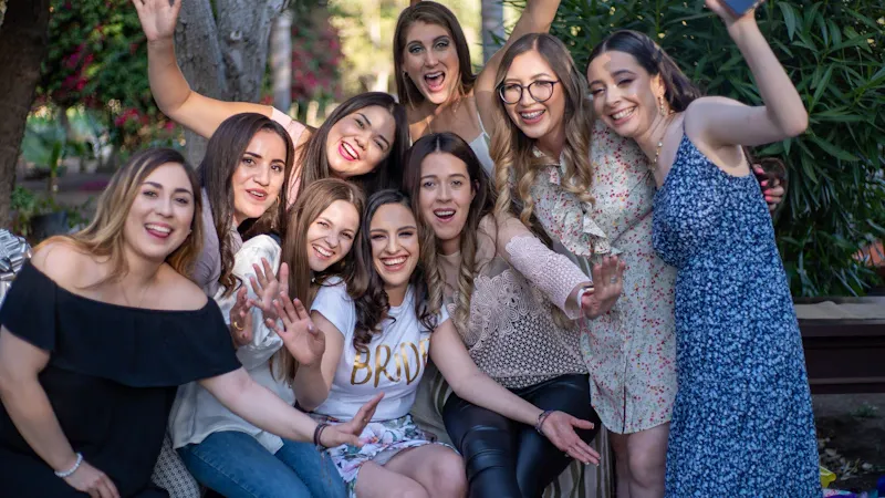 Groupe d'amis célébrant au sommet d'une via ferrata