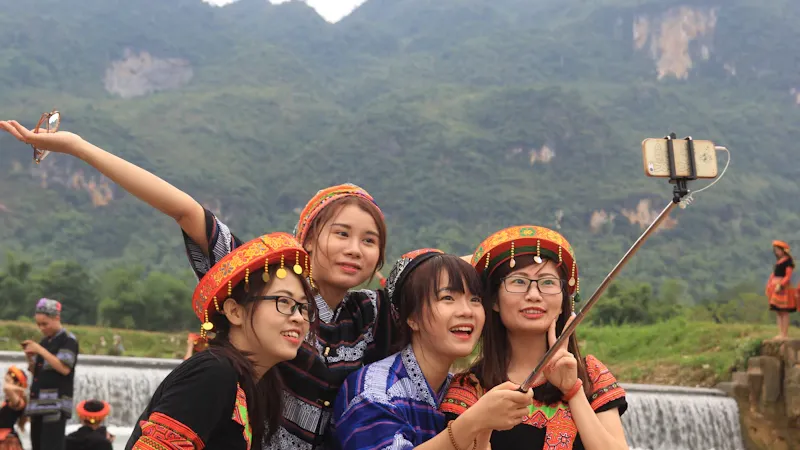 Guide-conférencier souriant avec un groupe de touristes