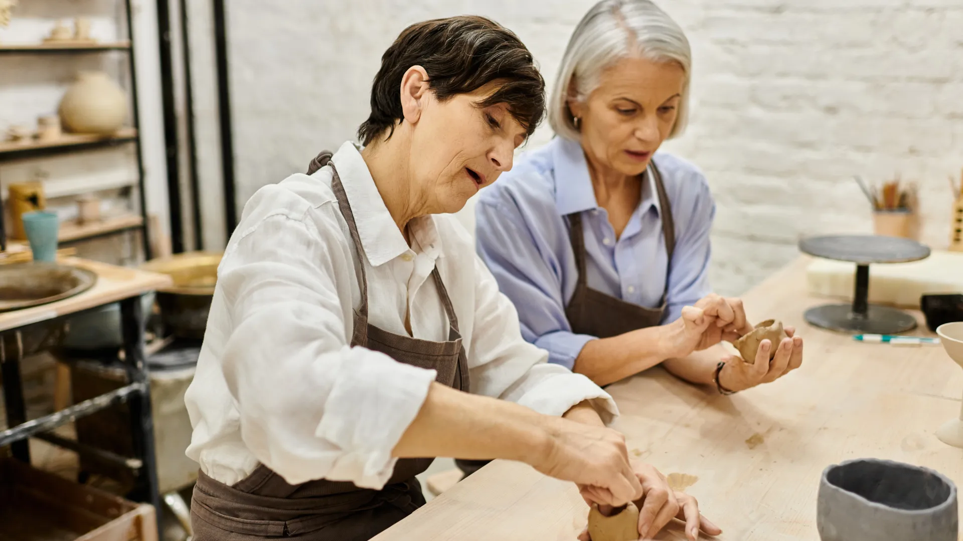 Deux femmes travaillant l'argile dans un atelier de poterie