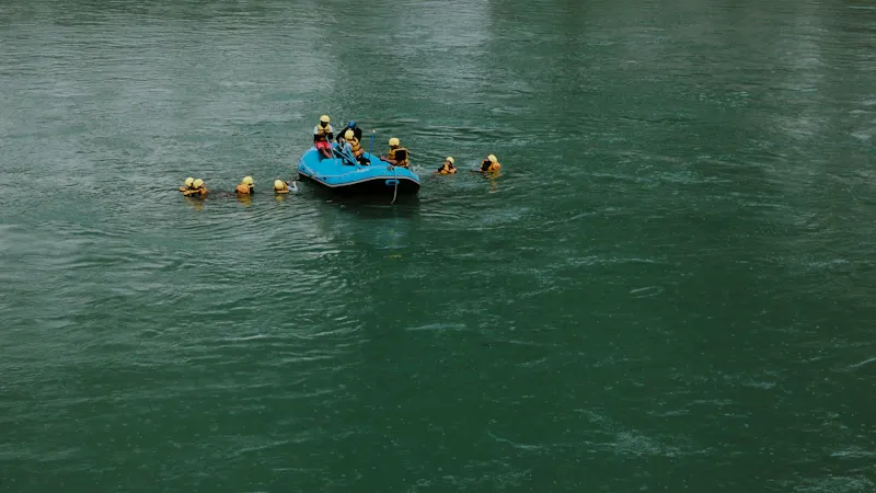 Groupe célébrant après une descente en rafting