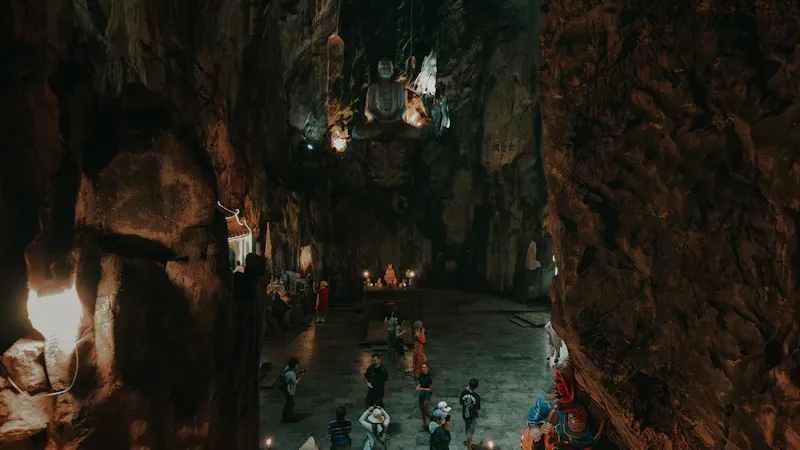 Groupe heureux de spéléologues à la sortie d'une grotte