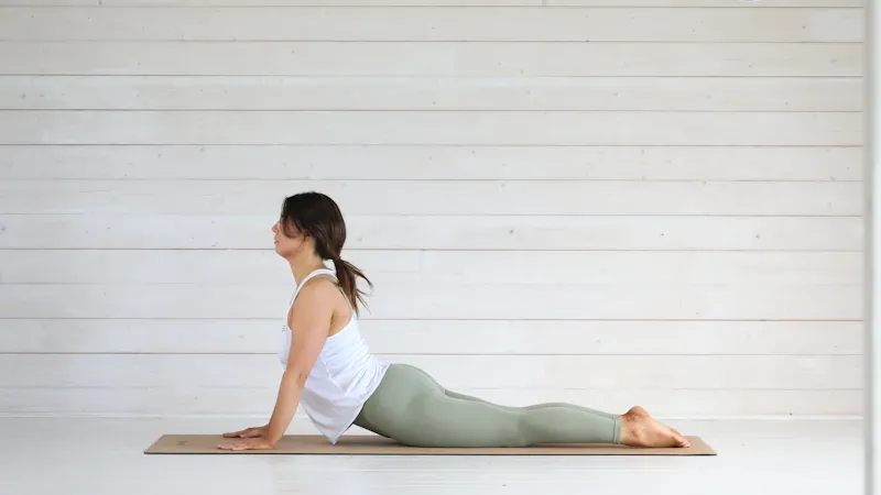 Professeure de yoga dans un studio lumineux