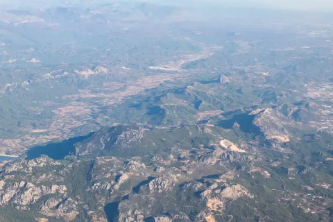 Vue plongeante depuis une via ferrata en montagne