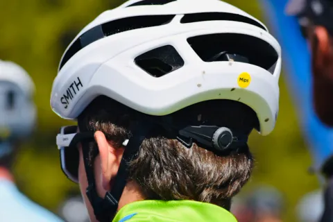 Groupe en via ferrata avec casques et baudriers