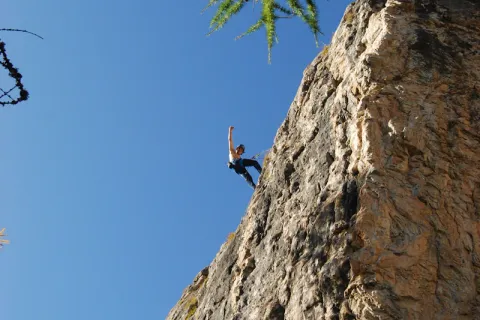 Guide assurant un participant en escalade