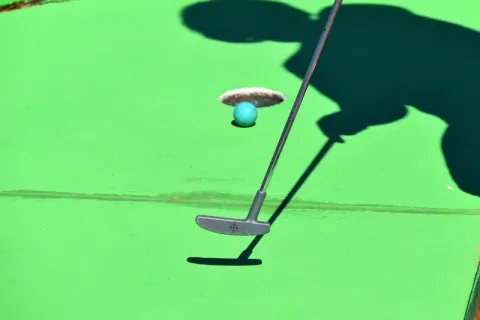 Clubs de golf posés sur un putting green