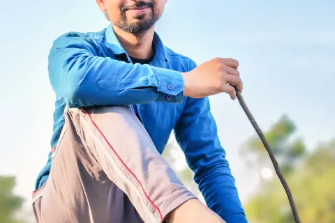 Moniteur corrigeant le swing d'un élève adulte