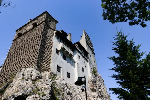 Guide conférencier devant un château de la Loire