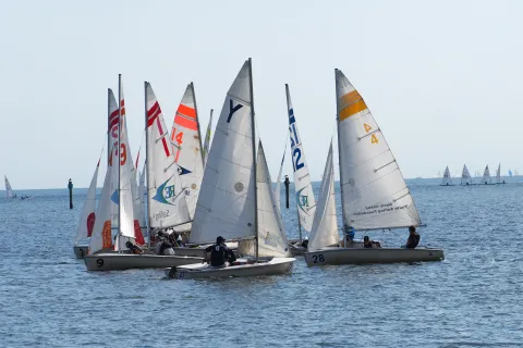 Vue aérienne d'un cours de voile collectif