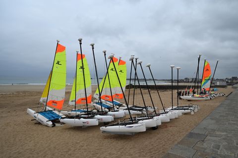 Catamaran naviguant en baie
