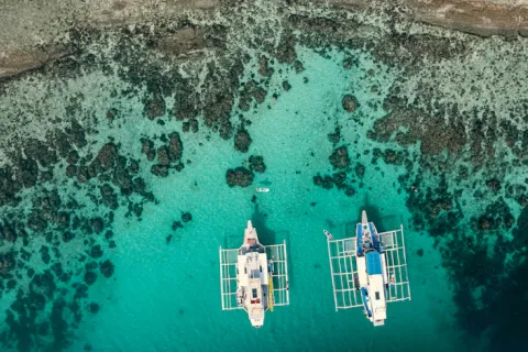 Vue aérienne de paddles sur une eau turquoise