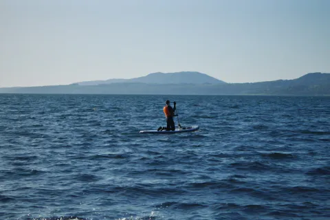 Moniteur briefant un groupe avant une sortie en mer